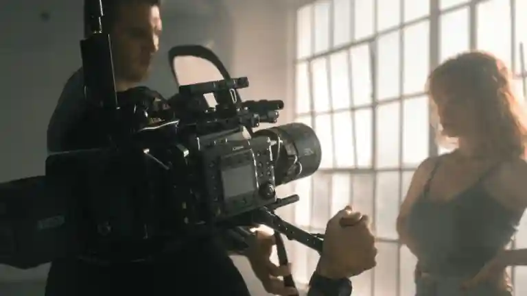 Caméra de cinéma tenue sur un plateau