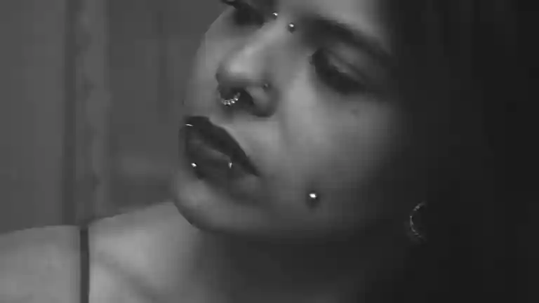 Portrait de femme portant un piercing au visage