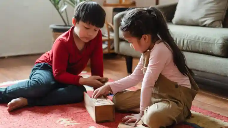 Un garçon et une fille jouent ensemble avec des blocs de construction en bois dans un salon