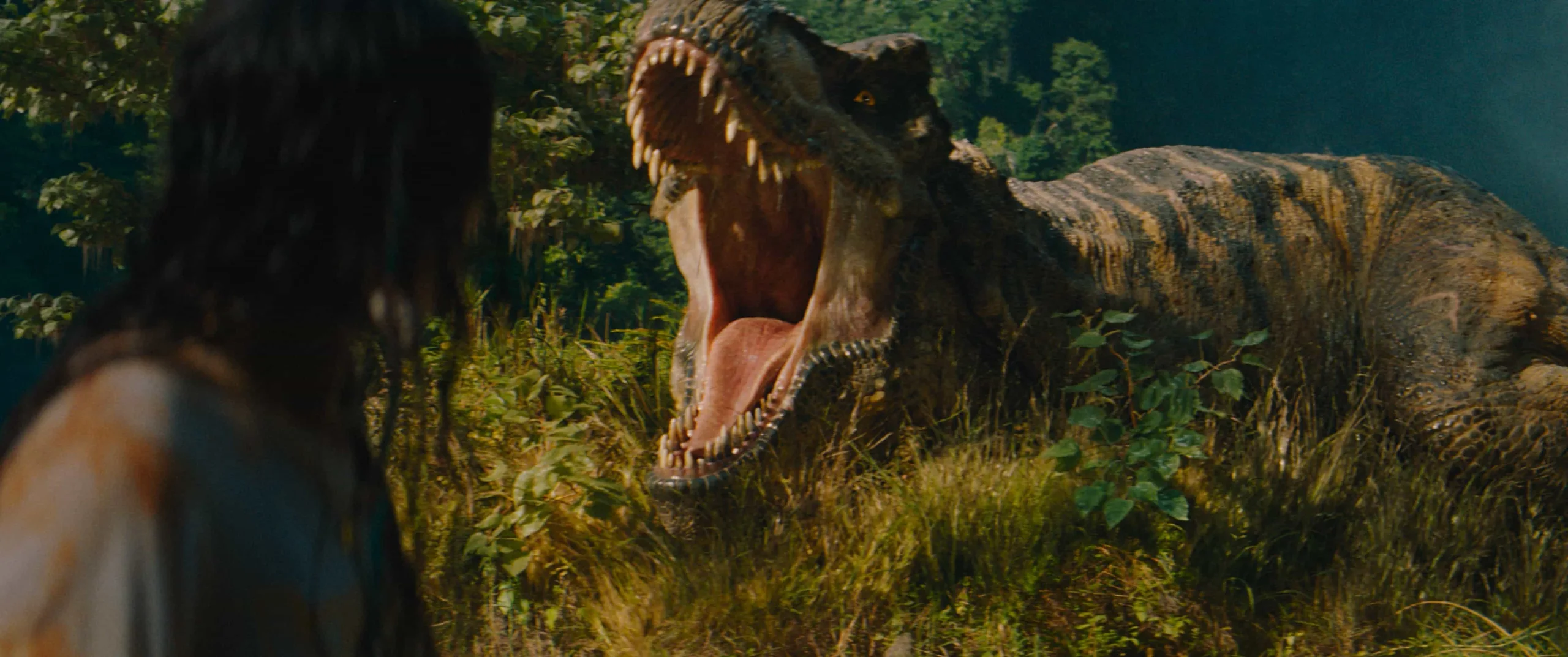 Dinosaure rugissant dans une jungle dans Jurassic World Renaissance