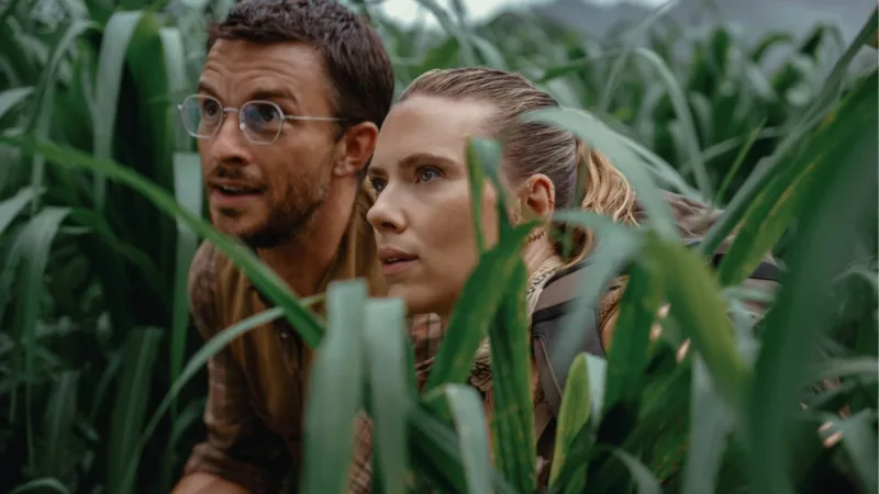 Jonathan Bailey et Scarlett Johansson cachés dans la végétation de Jurassic World Renaissance