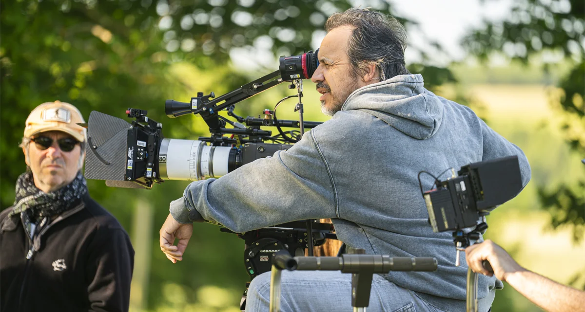 Alexandre Astier auprès d’une caméra sur le tournage du Deuxième Volet de Kaamelott