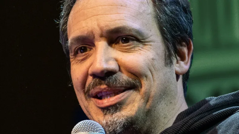 Alexandre Astier parlant dans un microphone au Festival d’Angoulême en 2023
