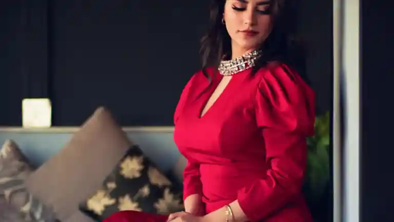 Femme portant une robe de soirée rouge dans un intérieur élégant (illustration éditoriale)