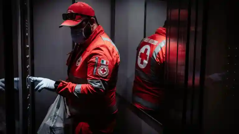 Professionnel de secours en uniforme rouge à l’intérieur d’un bâtiment