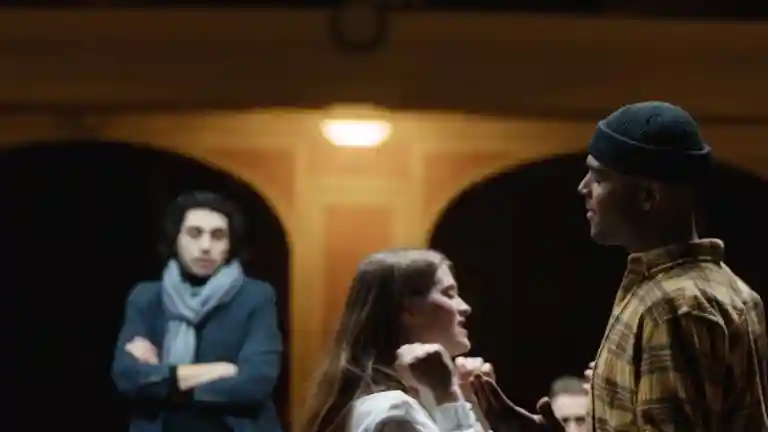 Comédiens répétant une scène dans un théâtre
