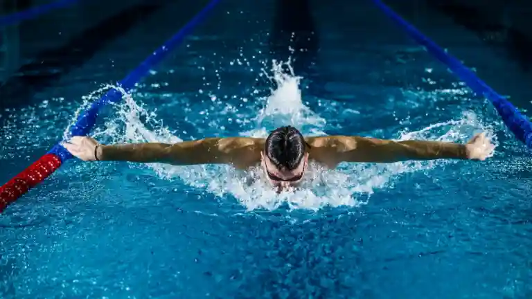 Nageur pratiquant le papillon en piscine