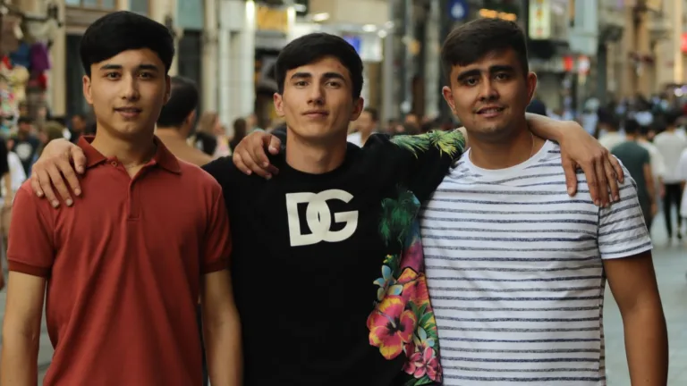 Casting trois hommes 18 à 25 ans pour une bande de potes dans le Vaucluse