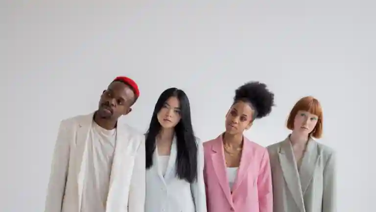 Groupe de modèles aux looks affirmés posant dans un studio de photographie