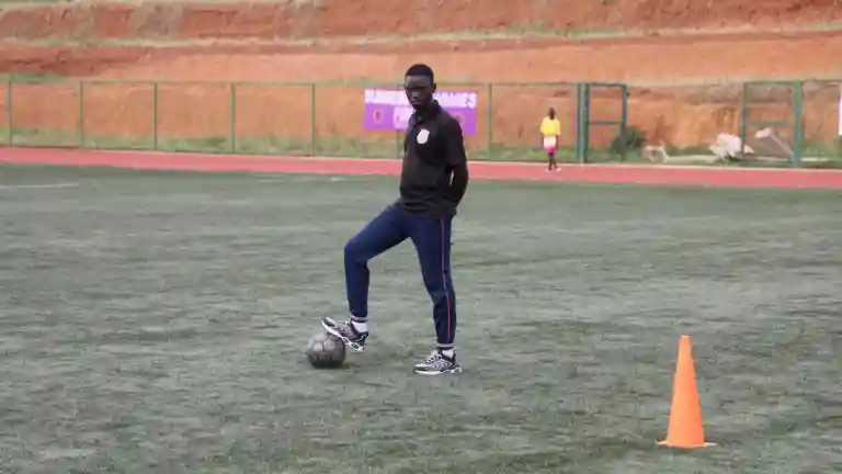 Entraîneur de football préparant une séance
