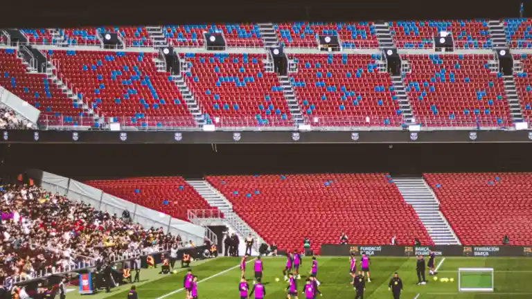 Équipe professionnelle de football s'entraînant dans un stade
