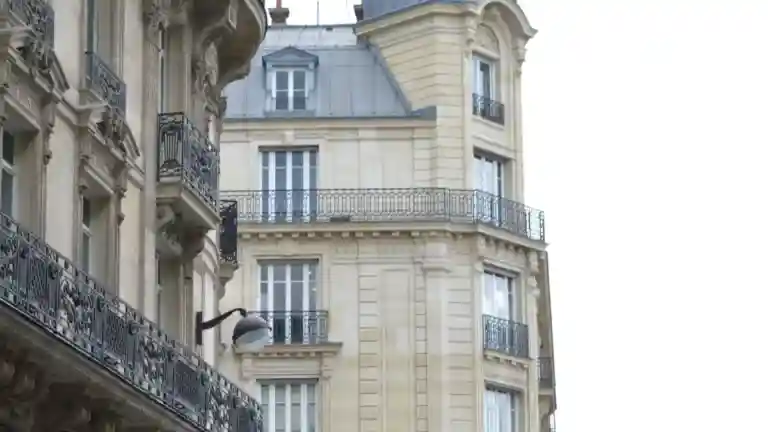 Façades haussmanniennes et balcons en fer forgé dans une rue de Paris