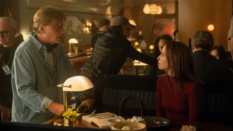 Un homme et une femme discutent à une table dans un restaurant
