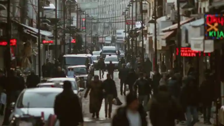 Des passants sur une rue urbaine fréquentée
