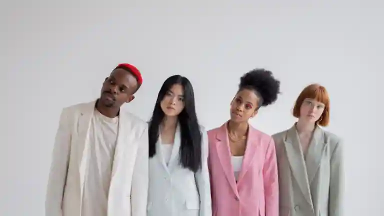 Mannequins en tenues de prêt-à-porter lors d'un shooting studio